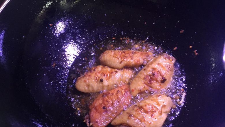 香辣鸡翅,锅中倒油，小火煎至两面黄