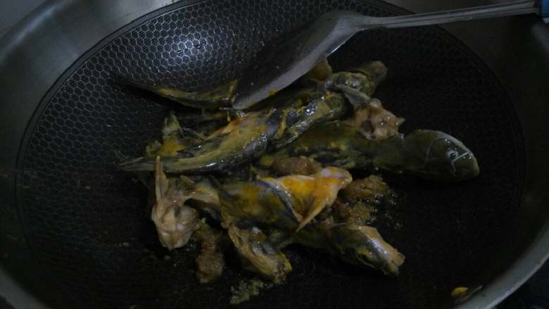 黄骨鱼番茄汤,锅烧热，沿着锅倒一圈油，黄骨鱼入锅小火煎至微黄