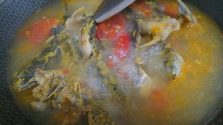 黄骨鱼番茄汤,水烧开后把鱼翻个面，再调小火煮5分钟