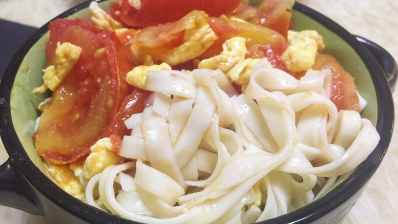 番茄鸡蛋拌面,盛面到碗中，把番茄鸡蛋连同汁一起盖上面条上即可