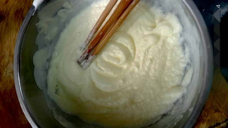 奶香原味冰淇淋,将打发好的奶油分次倒入之前煮好的蛋奶液里搅拌均匀。这个是奶油，筷子实在不好用，就成这样啦凑合凑合。
搅拌均匀后就可以放入冰箱啦。