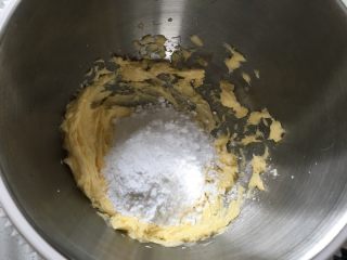 黄油曲奇,加入糖粉（或细砂糖）拌匀