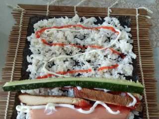 鸡肉寿司,在海苔上铺上米饭，米饭上放好前面准备好的材料，然后淋上番茄汁和沙拉酱
