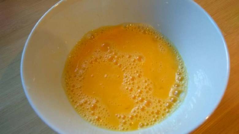 丝瓜毛豆肉丝蛋汤,用筷子把鸡蛋🐔打散。然后加一小口水，再搅拌一下，这样做是为了后期获得多一点蛋片。