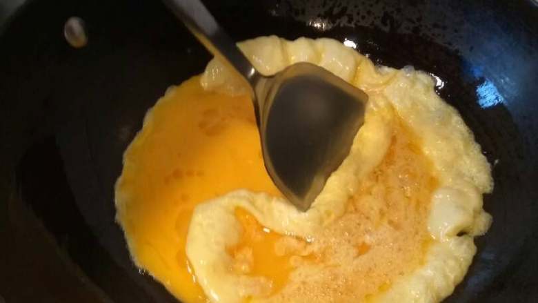 丝瓜毛豆肉丝蛋汤,锅里放油适量，油八成热下蛋液，滑蛋。