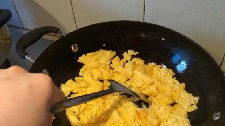 丝瓜毛豆肉丝蛋汤,翻炒，把蛋炒成蛋片。捞出放碗待用。