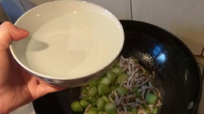 丝瓜毛豆肉丝蛋汤,炒至肉丝变色，锅里放水，两大碗。然后煮开。