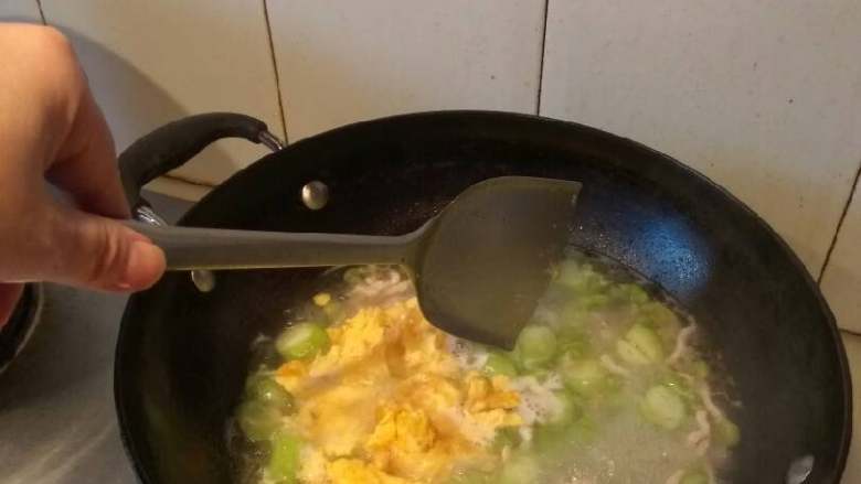 丝瓜毛豆肉丝蛋汤,水煮开后，下蛋片。搅拌一下。然后放适量盐。