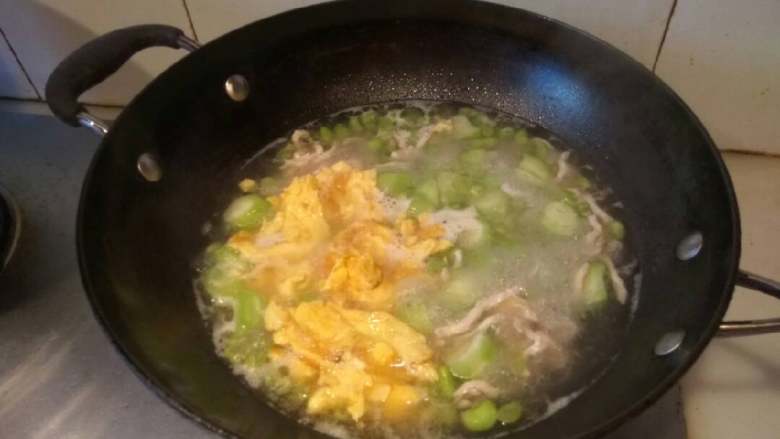 丝瓜毛豆肉丝蛋汤,盖上锅盖小火焖五分钟，然后出锅