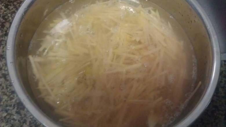 凉拌土豆丝黄瓜丝香菇,土豆切丝后用水泡一会。