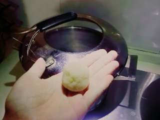 土豆丸子or红薯丸子,用手捏成丸子形，土豆比较干，可以在手里先捏一会，更容易成型。红薯比较粘可以手上稍微沾点水再捏，比较容易，但是下锅的时候一定要小心水与油的反应，顺着锅边下！