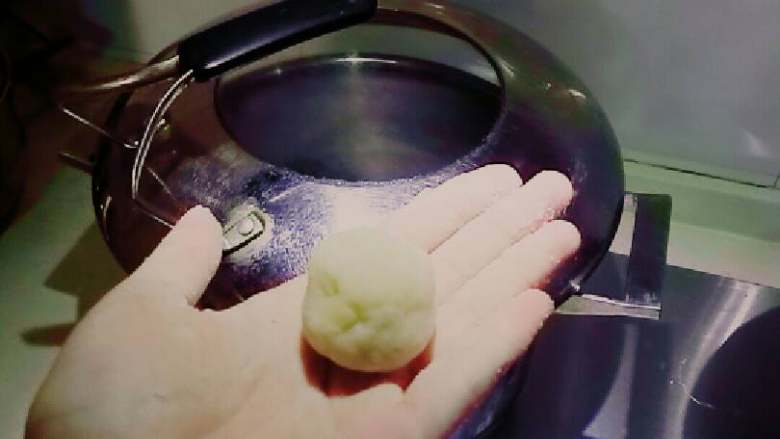 土豆丸子or红薯丸子,用手捏成丸子形，土豆比较干，可以在手里先捏一会，更容易成型。红薯比较粘可以手上稍微沾点水再捏，比较容易，但是下锅的时候一定要小心水与油的反应，顺着锅边下！