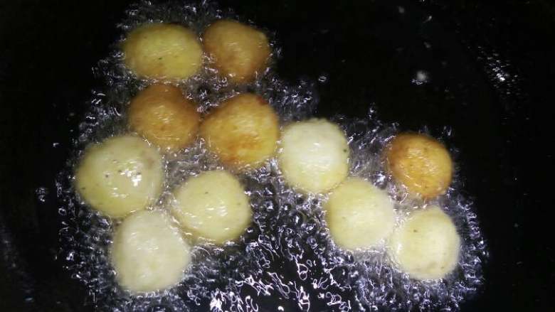 土豆丸子or红薯丸子,先倒入油，油要刚好没过丸子，等油热，用小火炸，待成金黄色可捞出！！