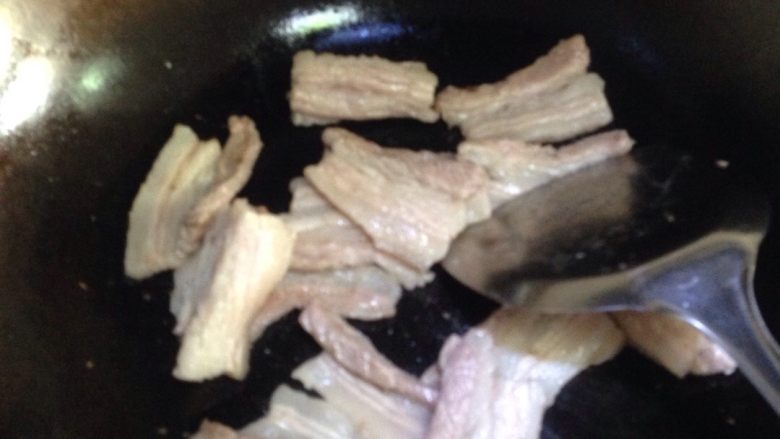盐煎肉,生爆肉，将油份爆出，肉爆干，肉熟。起锅备用。