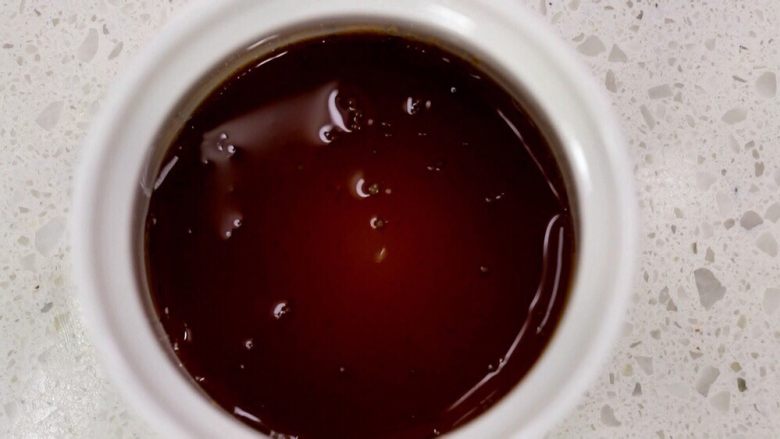 焦糖布丁（20160723期）,把焦糖倒入耐高温的陶瓷碗中，薄薄的一层就可以了，焦糖遇冷之后马上就会凝固，因为我们最后要加入一份热水，所以这个焦糖它不是脆糖，是有点软软的