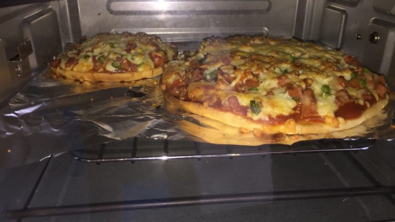 蔬菜披萨,进烤箱230度烤15分钟