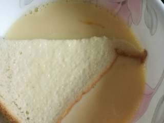 西多士,把一片面包在牛奶鸡蛋液里浸湿，使其吸透汁液，但不能多浸，否则面包份量过重会断裂。