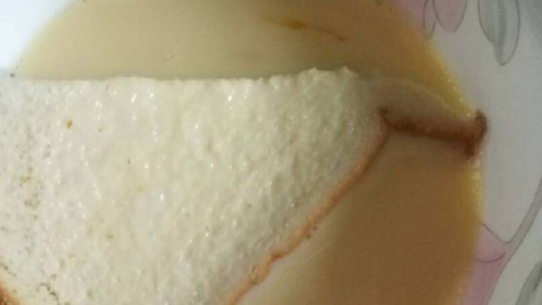 西多士,把一片面包在牛奶鸡蛋液里浸湿，使其吸透汁液，但不能多浸，否则面包份量过重会断裂。