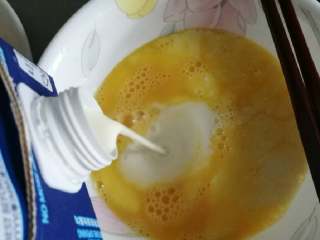 西多士,一个鸡蛋打散后加入白砂糖30克左右（可根据口味自行调整），加入牛奶50克左右，搅拌均匀。