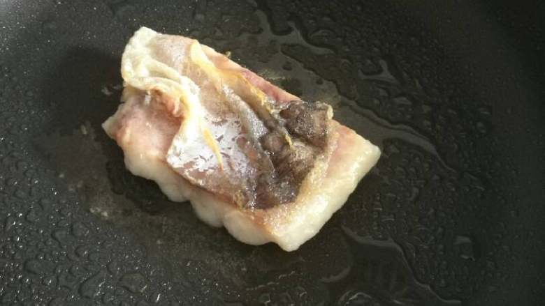 海鲜菌菇面疙瘩,沙巴鱼解冻后两面煎透。