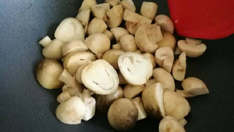 海鲜菌菇面疙瘩,口蘑草菇洗干净，口蘑一切四，草菇一切二，下油锅煸炒。