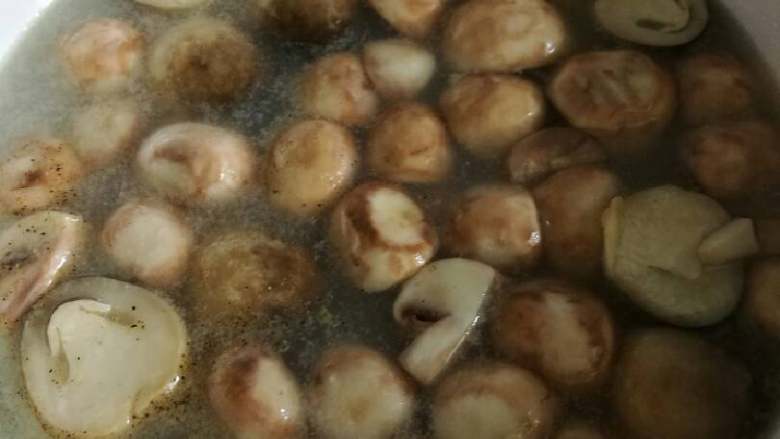 海鲜菌菇面疙瘩,把吊好的海鲜汤入锅烧开，放入口蘑草菇。
