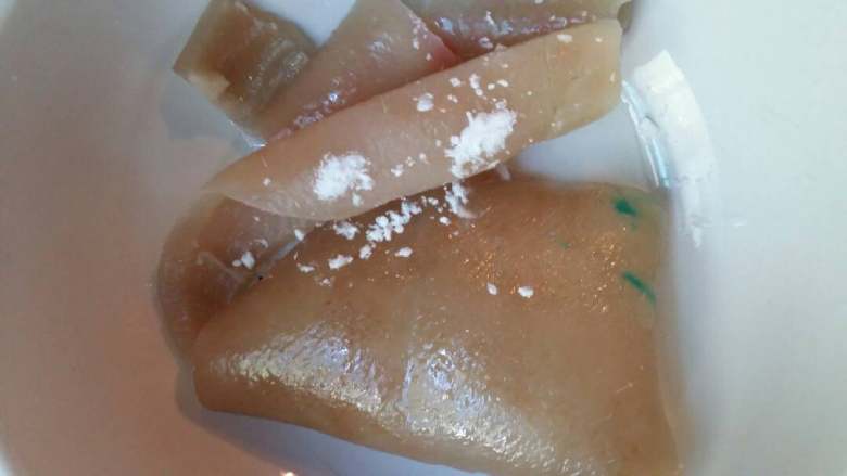 水晶猪皮冻,用刀刮尽油部分和皮毛，用一点点食用碱粉和白醋用温开水搓洗几遍，可以减少剩于的油脂。