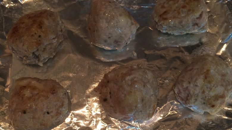 瑞典肉丸土豆泥（材料简单版）,放入烤盘中，入180度预热的烤箱中，烤10-15分钟（其间可将盘调换方向）