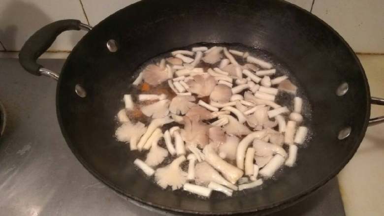菌菇肉丝豆腐汤,锅中放水300克水烧沸，下菌菇和胡萝卜大火煮二分钟，捞出沥干待用