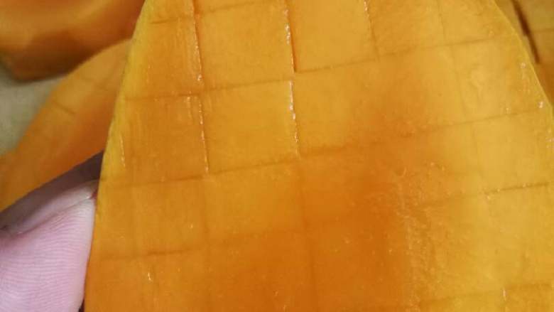 芒果西米捞,用小刀把果肉划十字纹，便于取肉。