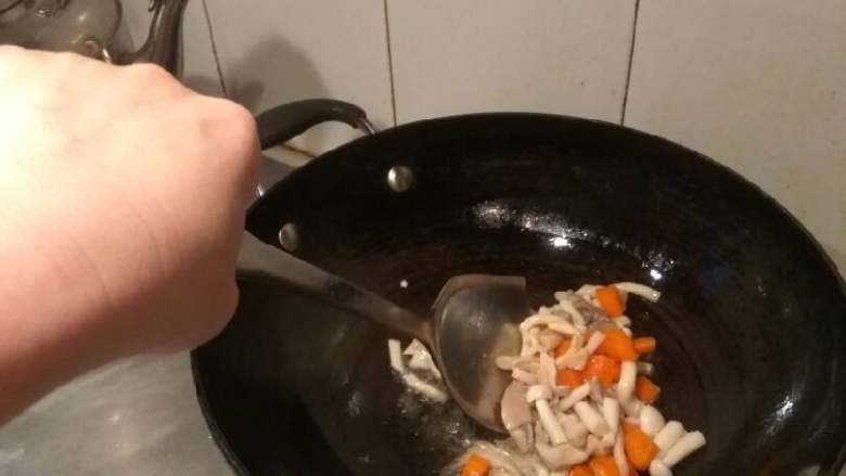 菌菇肉丝豆腐汤,锅里放油，油八成热下菌菇胡萝卜，翻炒