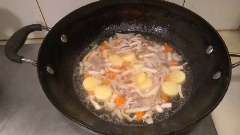 菌菇肉丝豆腐汤,盖锅盖中火煮三分钟