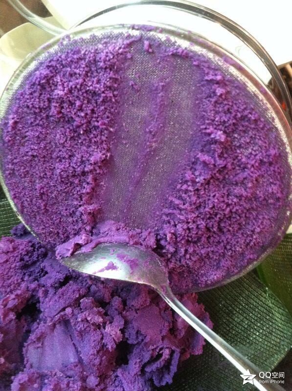 草莓椰蓉紫薯球,紫薯泥过筛