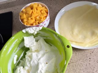 芒果千层,芒果切丁。奶油打发。最近减肥。400ml淡奶加了20g糖。一般加40g。