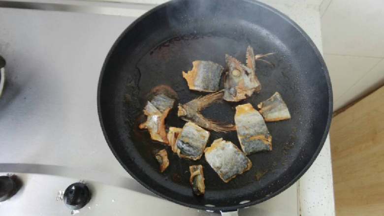香煎咸鲅鱼,平底锅刷好油，将咸鲅鱼段码入锅中，鱼皮朝上。