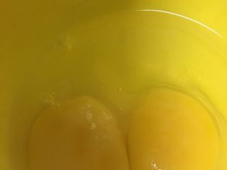 豆浆松饼#挑战鸡蛋的100种做法#,两个鸡蛋打散放入盐、糖、泡打粉搅匀