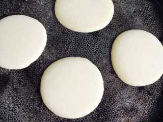 豆浆松饼#挑战鸡蛋的100种做法#,搅拌均匀静止5分钟，均匀倒入电饼铛上下火三分钟