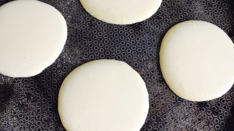豆浆松饼#挑战鸡蛋的100种做法#,搅拌均匀静止5分钟，均匀倒入电饼铛上下火三分钟