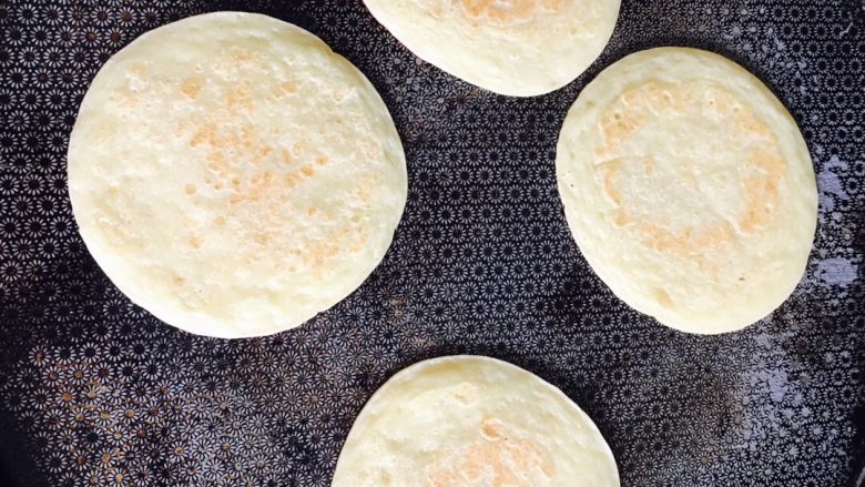 豆浆松饼#挑战鸡蛋的100种做法#,及时翻面，以免糊