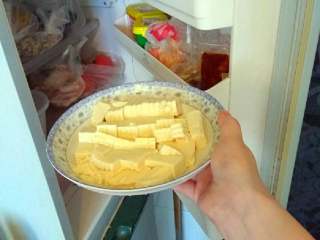皮蛋拌豆腐,放进冰箱，冷藏20分钟。