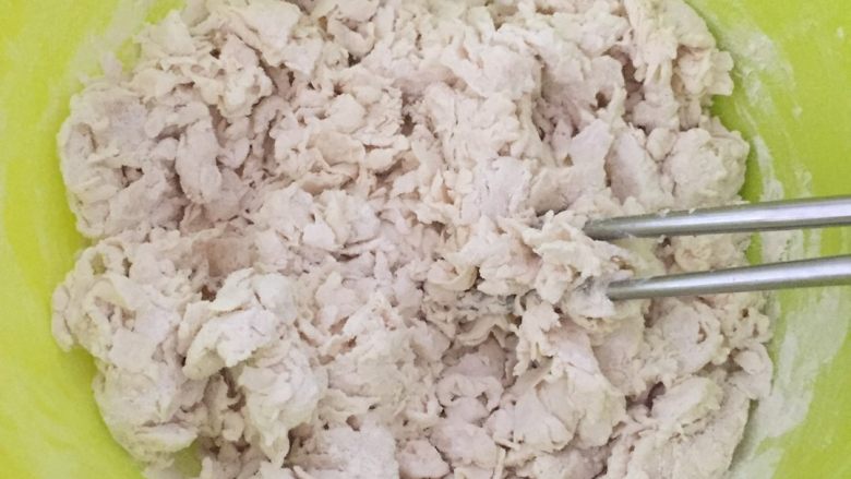 香菇猪肉包,将250克面粉与5克干酵母粉搅拌成雪花状
