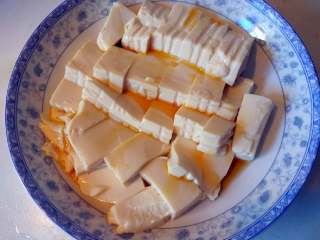 皮蛋拌豆腐,依自己口味可以放麻油辣油适量，均匀铺放。