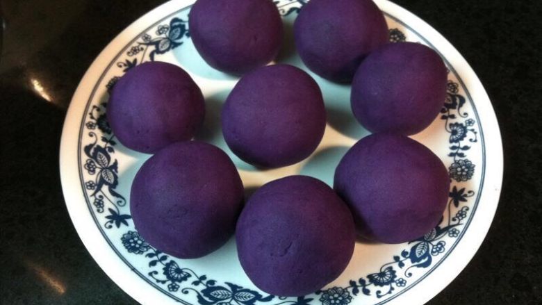 草莓椰蓉紫薯球,过筛后的紫薯分8等份