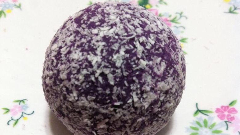 草莓椰蓉紫薯球,取一份紫薯包着一个草莓捏成一个圆球后把它放到<a style='color:red;display:inline-block;' href='/shicai/ 630'>椰蓉</a>上滚动粘上。