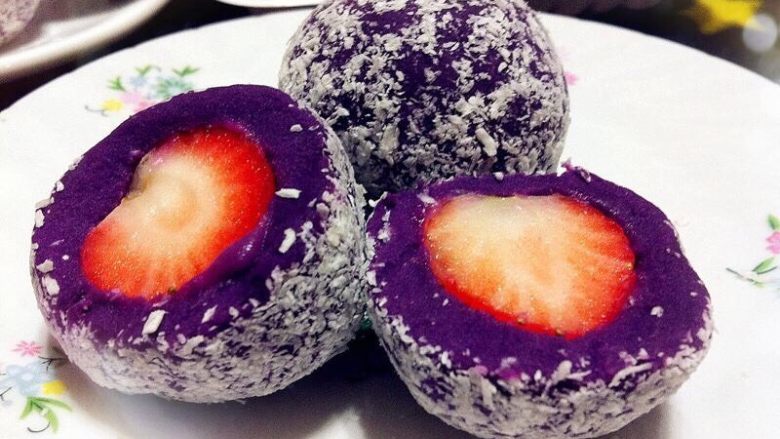 草莓椰蓉紫薯球,中间切开，一个很漂亮的画面呈现啦！！