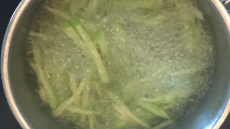 清香黄瓜蛋花汤,开水煮沸，加入黄瓜丝，加一小勺盐，煮30秒