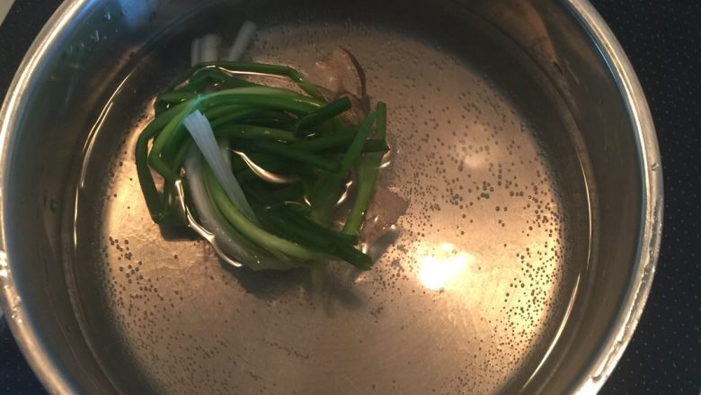 盐水沼虾,盛水，把葱结生姜放入水中，加少许盐和料酒，煮开