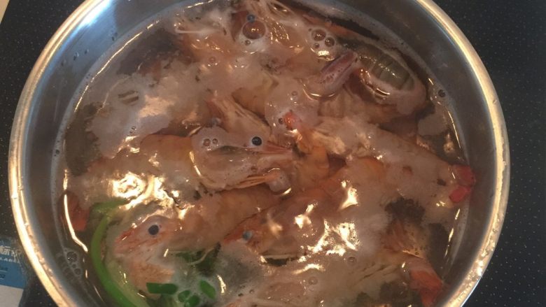 盐水沼虾,将沼虾放入煮开的汤中，汤继续烧开后煮5分钟左右，关火，装盘
