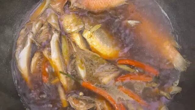 酱油水海鲜杂烩,逐条放入杂鱼，略煮一会儿转小火，盖上锅盖
