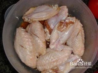 空气炸锅 鸡翅,1. 解冻鸡翅并清洗鸡翅（忘记拍照了，这是网上找的图😂😂😂）
2. 在鸡翅背上划两刀，这样鸡翅腌制的时候比较入味，烤的时候熟的也比较快～😊😊😊
